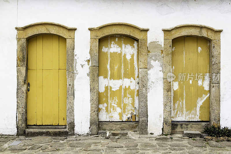 门和窗户在Paraty，里约热内卢de Janeiro，巴西中心。帕拉蒂是葡萄牙殖民地和巴西帝国的自治市
